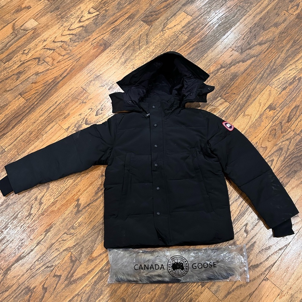 Canada Goose Kids Puffer Jacket in Black